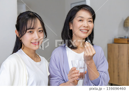 薬を飲む母と娘 健康イメージ 薬を飲む母と娘 健康イメージ 139896460