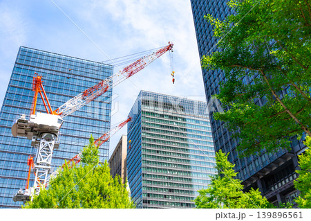 高層ビルの建設現場 139896561
