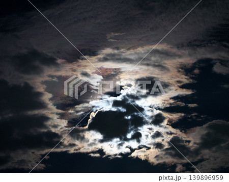 雲で隠れた月の光 139896959