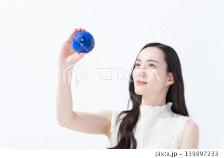 地球儀を持つ女性 地球儀を持つ女性 139897233