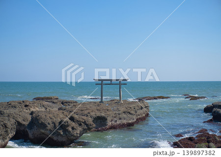 茨城県 大洗海岸の岩場に立つ鳥居と青い海 139897382