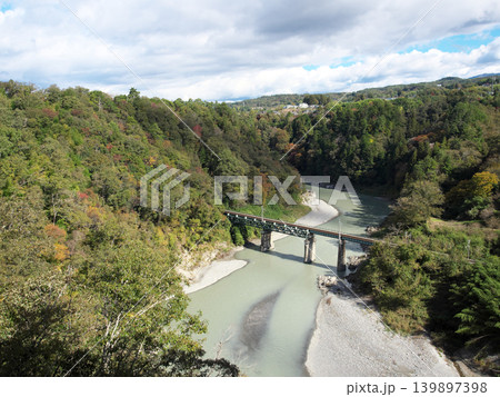紅葉の天竜川と鉄道橋 139897398