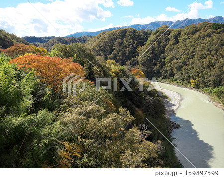 紅葉に包まれた天竜峡 139897399