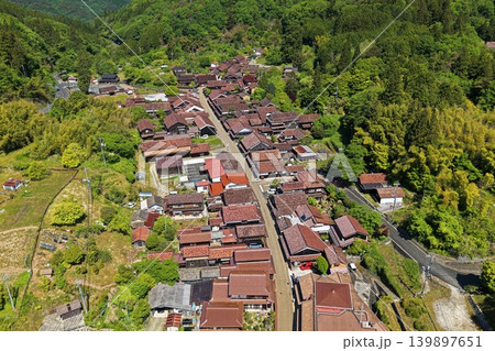 岡山県高梁市吹屋べんがら町並みを俯瞰した空撮写真 岡山県高梁市吹屋べんがら町並みを俯瞰した空撮写真 139897651