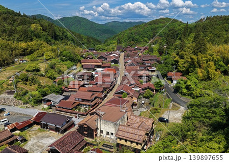 岡山県高梁市吹屋べんがらの町並みを俯瞰した空撮写真 岡山県高梁市吹屋べんがらの町並みを俯瞰した空撮写真 139897655
