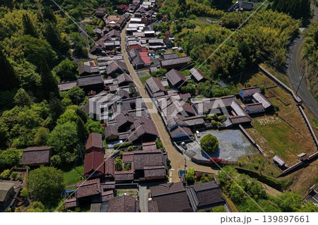 岡山県高梁市吹屋べんがらの町並みを俯瞰した空撮写真 岡山県高梁市吹屋べんがらの町並みを俯瞰した空撮写真 139897661