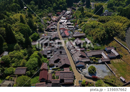 岡山県高梁市吹屋べんがらの町並みを俯瞰した空撮写真 岡山県高梁市吹屋べんがらの町並みを俯瞰した空撮写真 139897662