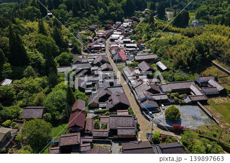 岡山県高梁市吹屋べんがらの町並みを俯瞰した空撮写真 139897663
