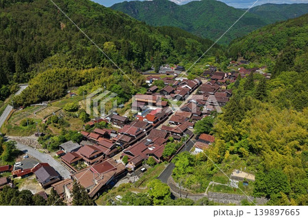 岡山県高梁市吹屋べんがらの町並みを俯瞰した空撮写真 岡山県高梁市吹屋べんがらの町並みを俯瞰した空撮写真 139897665
