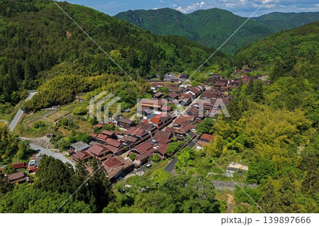 岡山県高梁市吹屋べんがらの町並みを俯瞰した空撮写真 岡山県高梁市吹屋べんがらの町並みを俯瞰した空撮写真 139897666