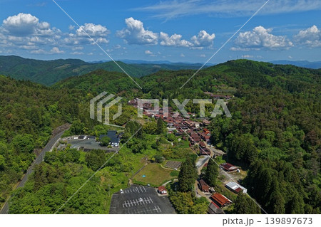 岡山県高梁市吹屋べんがらの町並みを俯瞰した空撮写真 139897673