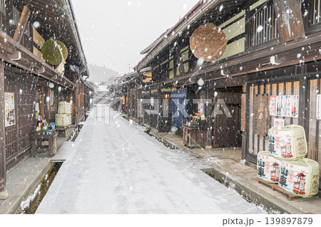 飛騨高山 雪 古い町並みの雪景色 飛騨高山 雪 古い町並みの雪景色 139897879