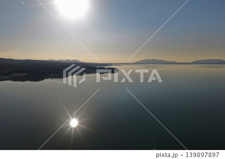島根県宍道湖の冬の日差しと水面反射を捉えた空撮写真 139897897