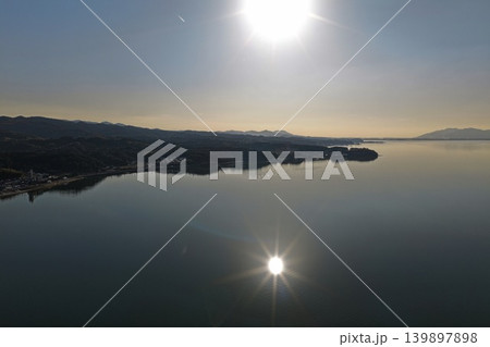 島根県宍道湖の太陽光反射を捉えた空撮写真 島根県宍道湖の太陽光反射を捉えた空撮写真 139897898
