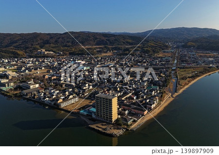 島根県宍道湖沿いの市街地を俯瞰した空撮写真 島根県宍道湖沿いの市街地を俯瞰した空撮写真 139897909