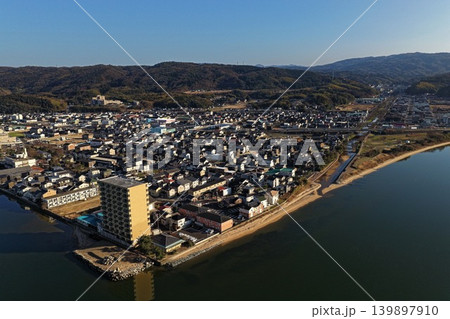 島根県宍道湖沿いの湖畔住宅街を斜め俯瞰した空撮写真 島根県宍道湖沿いの湖畔住宅街を斜め俯瞰した空撮写真 139897910