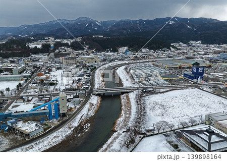 石川県輪島市の市街地と河川を冬季に俯瞰した空撮写真 石川県輪島市の市街地と河川を冬季に俯瞰した空撮写真 139898164