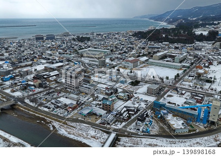 石川県輪島市の雪に覆われた沿岸市街地を斜め俯瞰した空撮写真 石川県輪島市の雪に覆われた沿岸市街地を斜め俯瞰した空撮写真 139898168