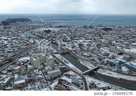 石川県輪島市の雪景色と河口・日本海を望む冬の空撮写真 139898170
