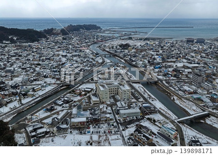 石川県輪島市の雪景色と河川・海岸線を俯瞰した空撮写真 石川県輪島市の雪景色と河川・海岸線を俯瞰した空撮写真 139898171
