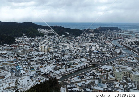 石川県輪島市の雪景色の市街地と海岸を俯瞰した空撮写真 石川県輪島市の雪景色の市街地と海岸を俯瞰した空撮写真 139898172