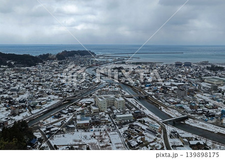 石川県輪島市の雪景色と河口・日本海を俯瞰した空撮写真 石川県輪島市の雪景色と河口・日本海を俯瞰した空撮写真 139898175