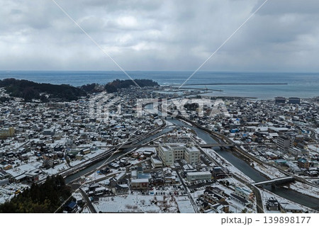 石川県輪島市の雪景色と河口・港を俯瞰した空撮写真 石川県輪島市の雪景色と河口・港を俯瞰した空撮写真 139898177