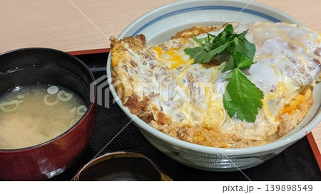 丼ぶりに入った熱々カツ丼 丼ぶりに入った熱々カツ丼 139898549