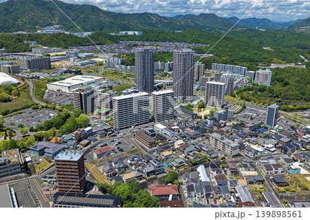 広島広域公園周辺の住宅・商業エリアを斜め俯瞰した空撮写真 広島広域公園周辺の住宅・商業エリアを斜め俯瞰した空撮写真 139898561