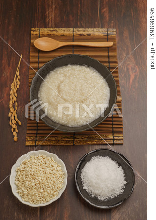 塩麹と材料(米麹・塩) 塩麹と材料(米麹・塩) 139898596