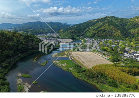山口県岩国市・錦川と錦帯橋周辺を俯瞰した空撮写真 山口県岩国市・錦川と錦帯橋周辺を俯瞰した空撮写真 139898770