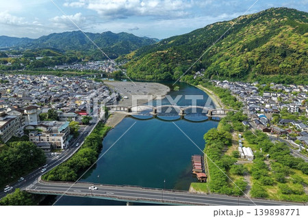 山口県岩国市・錦川に架かる錦帯橋を俯瞰した空撮写真 山口県岩国市・錦川に架かる錦帯橋を俯瞰した空撮写真 139898771