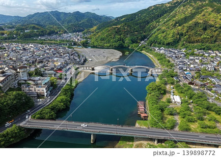 山口県岩国市・錦川に架かる錦帯橋を俯瞰した空撮写真 山口県岩国市・錦川に架かる錦帯橋を俯瞰した空撮写真 139898772