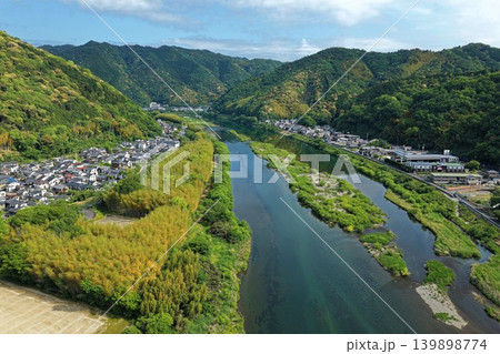 山口県岩国市・錦川沿いの集落と緑の山並みを俯瞰した空撮写真 139898774