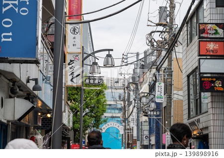 原宿通りの雑多な都市景観　東京都渋谷区 139898916