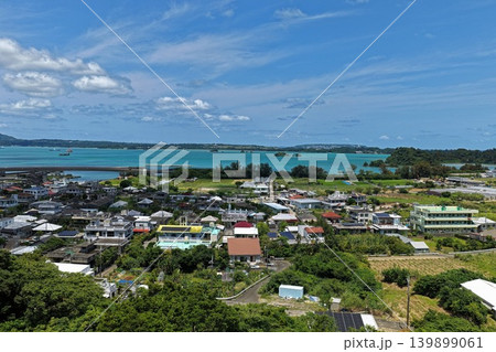沖縄県名護市の海岸沿い集落とエメラルドグリーンの海を望む空撮写真 沖縄県名護市の海岸沿い集落とエメラルドグリーンの海を望む空撮写真 139899061