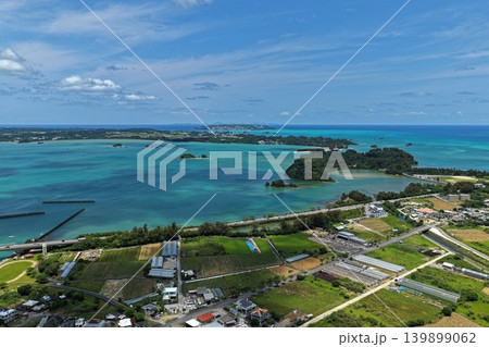 沖縄県名護市の青いエメラルドグリーンの湾と島々を捉えた空撮写真 沖縄県名護市の青いエメラルドグリーンの湾と島々を捉えた空撮写真 139899062