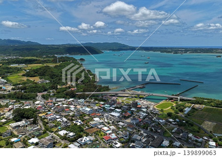 沖縄県名護市の市街地と名護湾を俯瞰した空撮写真 沖縄県名護市の市街地と名護湾を俯瞰した空撮写真 139899063