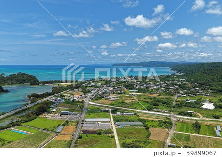 沖縄県名護市の海岸沿いの街並みと青い海を俯瞰した空撮写真 沖縄県名護市の海岸沿いの街並みと青い海を俯瞰した空撮写真 139899067