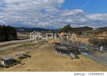 山形県鮭川村の河川沿い農村景観と円形施設を捉えた空撮写真 山形県鮭川村の河川沿い農村景観と円形施設を捉えた空撮写真 139899081