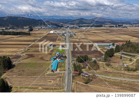 山形県鮭川村の農村地帯と一直線の道路を俯瞰した空撮写真 139899087