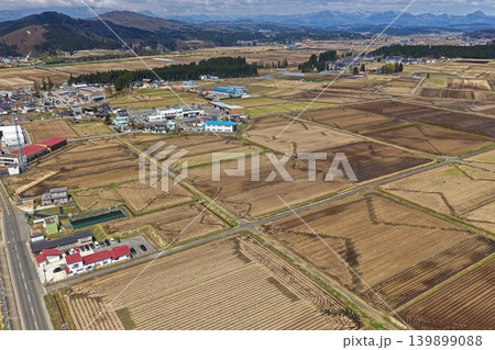 山形県鮭川村の水田と集落を斜め俯瞰した空撮写真 139899088