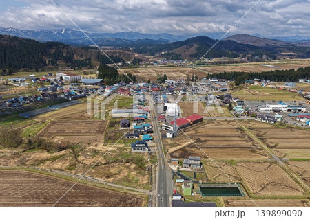 山形県鮭川村の集落と水田を俯瞰した空撮写真 山形県鮭川村の集落と水田を俯瞰した空撮写真 139899090