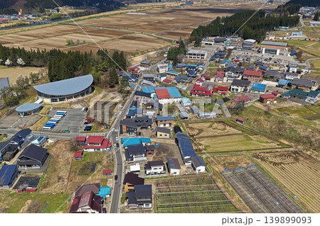 山形県鮭川村の集落と農地を俯瞰した空撮写真 山形県鮭川村の集落と農地を俯瞰した空撮写真 139899093