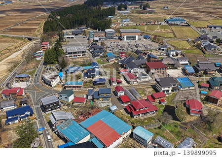 山形県鮭川村の農村集落を俯瞰した空撮写真 山形県鮭川村の農村集落を俯瞰した空撮写真 139899095