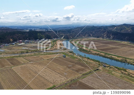 山形県鮭川村の河川と田園地帯を俯瞰した空撮写真 山形県鮭川村の河川と田園地帯を俯瞰した空撮写真 139899096