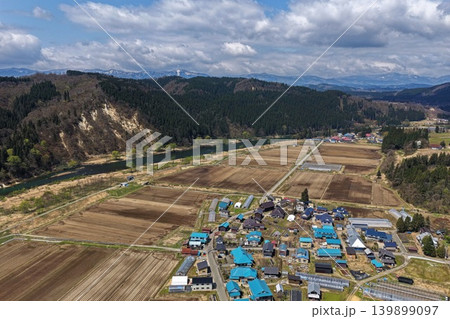 山形県鮭川村の農村集落と耕作地を捉えた空撮写真 山形県鮭川村の農村集落と耕作地を捉えた空撮写真 139899097