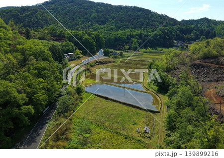 里山の水田と山道を俯瞰した空撮写真 里山の水田と山道を俯瞰した空撮写真 139899216