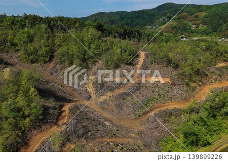 日本の里山における伐採・山林開発地を俯瞰した空撮写真 139899226