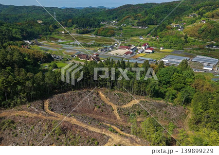 里山の伐採地と農村集落を俯瞰した空撮写真 139899229